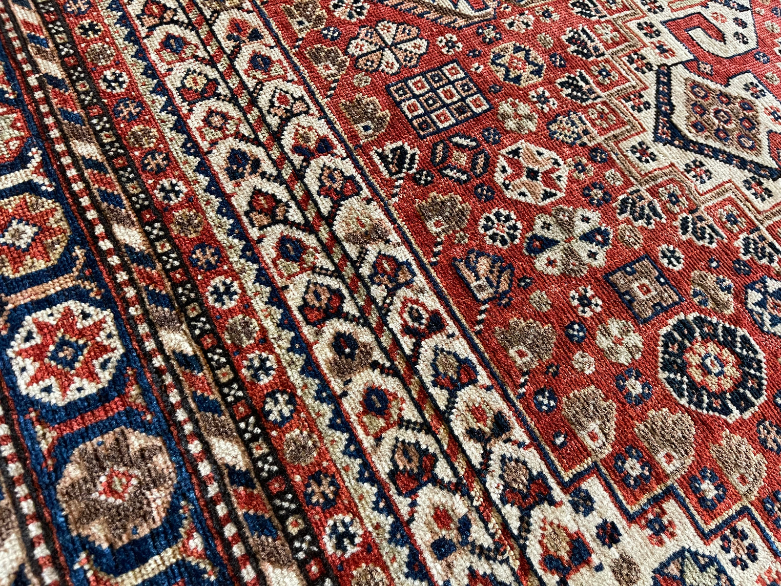 5.5' x 8.9' #2715 Shiraz Rug 